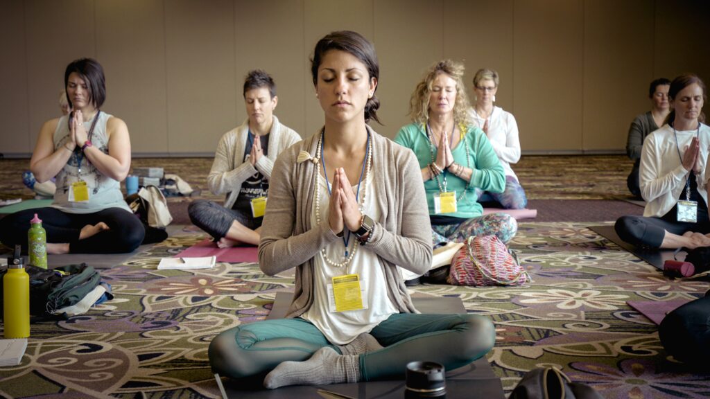Grupo de mujeres meditando